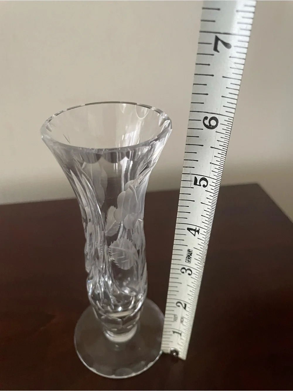 Crystal bud vase with etched rose design - Picture 7 of 8